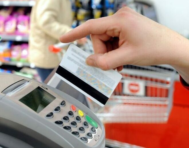 El pago con tarjeta supera por primera vez al efectivo en la cesta de la compra