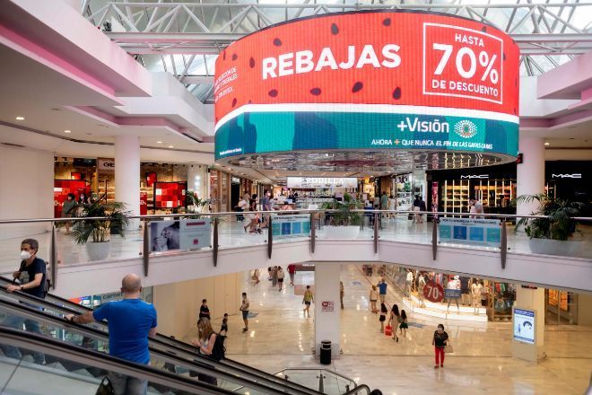 La afluencia a centros comerciales cae en julio un 25% a pesar de las rebajas