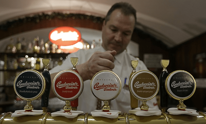 AB InBev salva un año desbravado por la OPV de Hong Kong