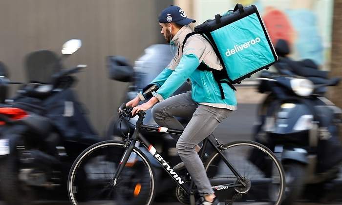 Just Eat se enfrenta a Deliveroo y Glovo y pide acabar con los falsos autónomos