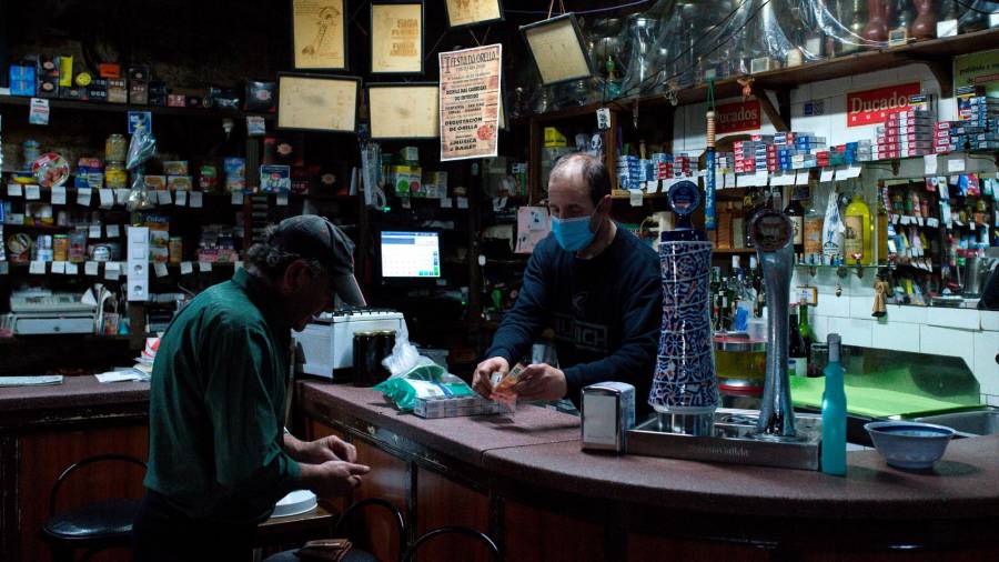 Los brotes de la covid cierran el ocio nocturno e impiden ir a un bar tras la medianoche