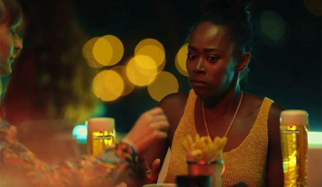 Heineken celebra la nueva normalidad en los bares con resignación impregnada de humor