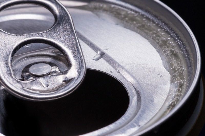 Estrella Damm sustituye progresivamente el plástico por el cartón biodegradable en las anillas de sus latas