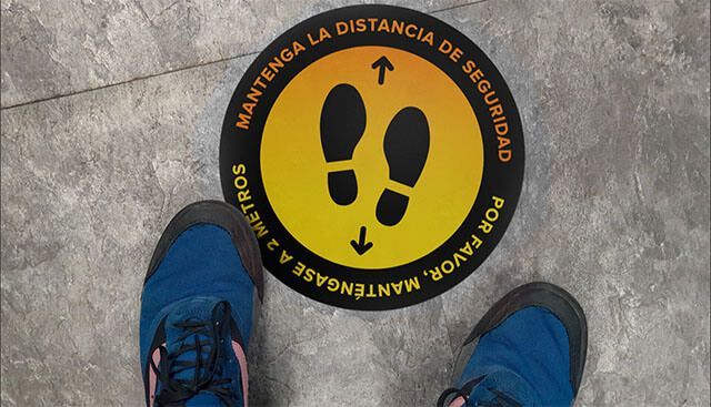 Señalizar la distancia social, clave en las tiendas para los consumidores