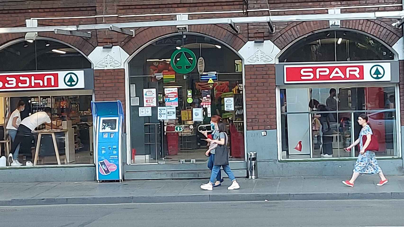 Spar: así es el «súper» que reconstruye países olvidados con publicidad en español