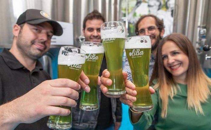 Así es (y sabe) la cerveza «verde de oliva» de aceitunas