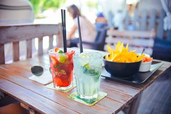Nuevo golpe a la hostelería con el aumento del IVA de las bebidas azucaradas