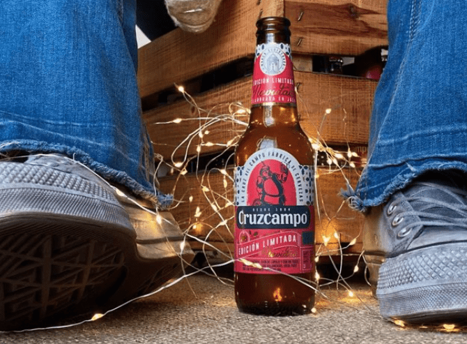 Cruzcampo elabora en Jaén una edición limitada para Navidad con energía eléctrica renovable