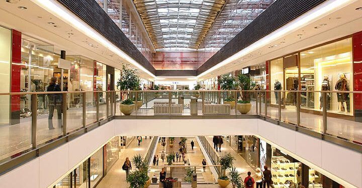 La afluencia a los centros comerciales desciende un 20,4% en octubre