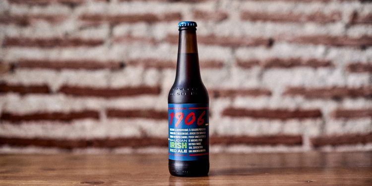 Estrella Galicia aumenta la familia 1906 con ‘La Pelirroja’