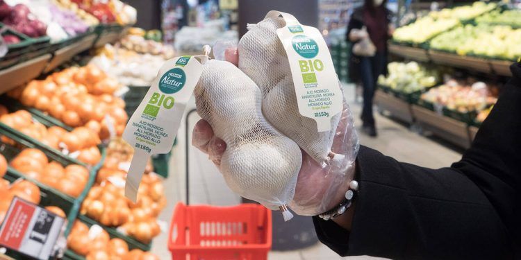Eroski da un nuevo impulso a la venta de productos ecológicos frescos y de origen nacional