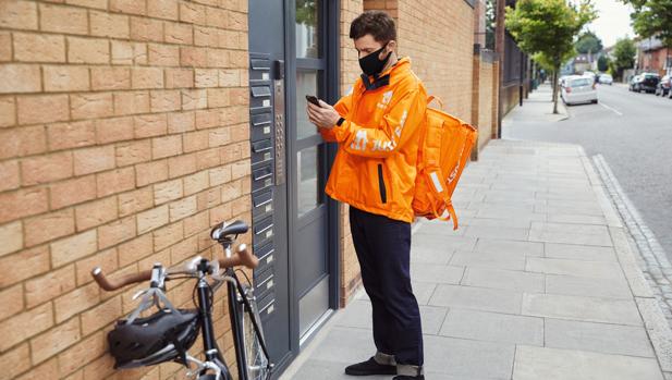Just Eat crea su propia flota de «riders» con contrato laboral y se desmarca del modelo de Glovo y Deliveroo