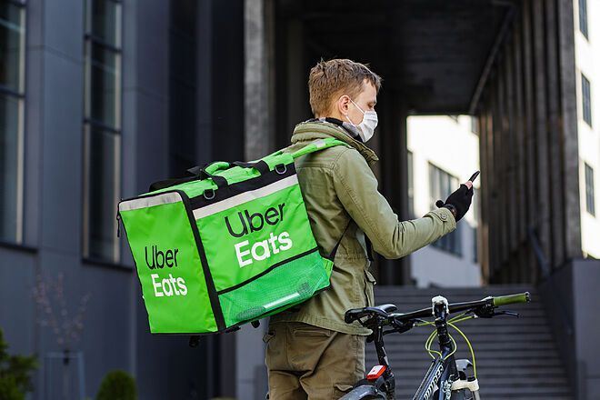 Uber, Deliveroo y Glovo se unen para lanzar una contrapropuesta a Trabajo