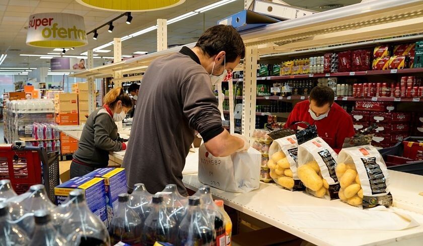 Los supermercados venden más que nunca por internet pero ganan lo de siempre: casi nada