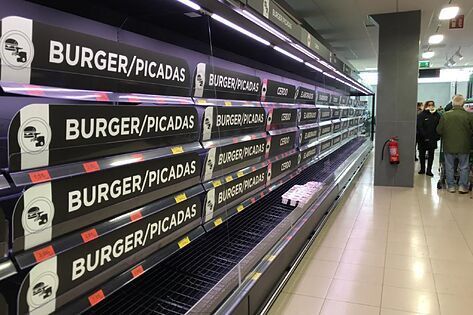 Mercadona, El Corte Inglés, Carrefour, Dia… Los camiones ya llegan a los súper, con problemas aún en las zonas menos accesibles