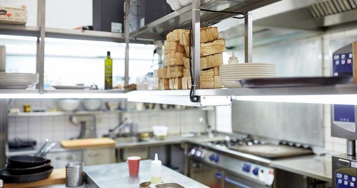 Las «cocinas fantasma» de Glovo y Deliveroo asfixian a los pequeños hosteleros