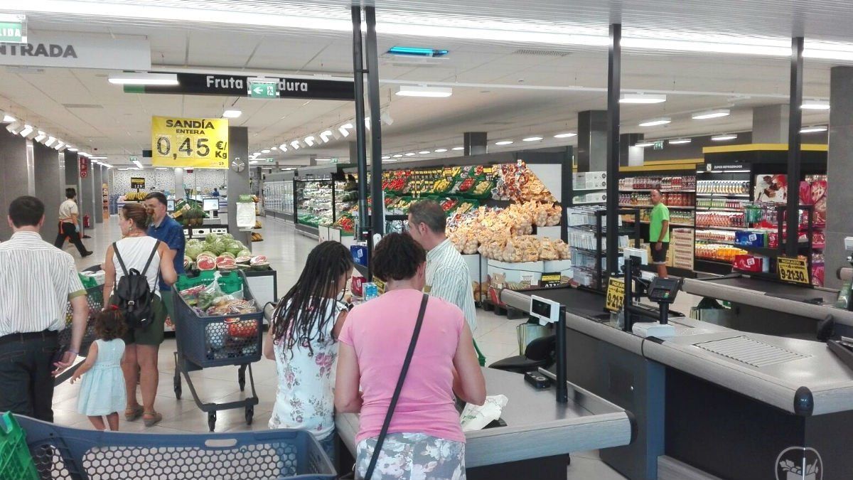 Sanidad abre la puerta a que los supermercados suministren las vacunas a su plantilla si es necesario