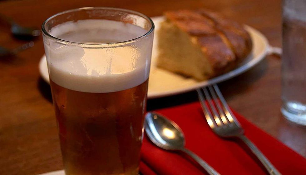 La COVID-19 dispara el número de consumidores que prefiere la cerveza en los bares antes que en casa