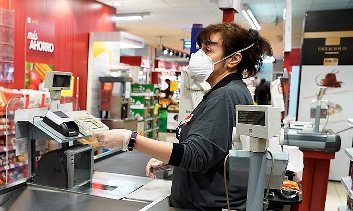 Las patronales de El Corte Inglés, Carrefour, Ikea, Mercadona y Dia piden poder vacunar a sus trabajadores