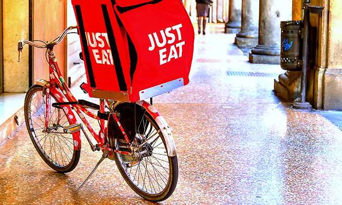Just Eat «enseña» a Glovo cómo ser rentable sin riders autónomos