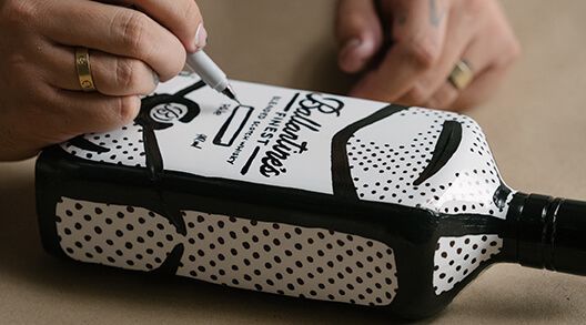 Nueva edición limitada de Ballantine’s por Joshua Vides