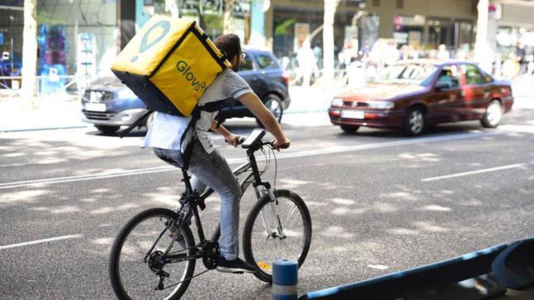 CONTRATAR A LOS ‘RIDERS’ LE COSTARÍA A GLOVO Y DELIVEROO 100 MILLONES DE EUROS AL AÑO SOLO EN COTIZACIONES