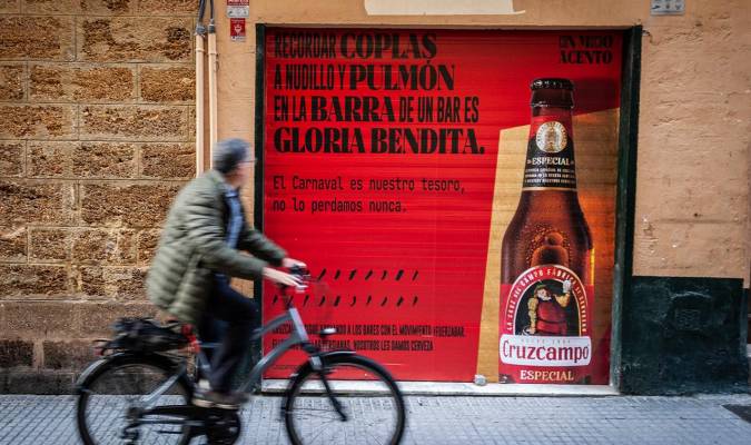 Cruzcampo sigue apoyando a los bares a través de sus persianas