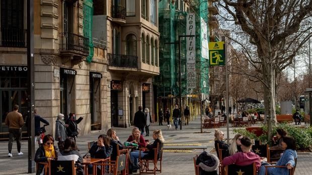 Los bares de Barcelona, insatisfechos con la «hora extra»