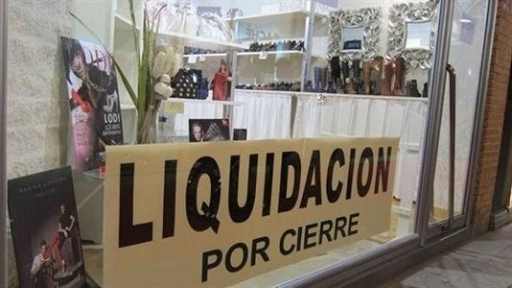 Grandes cadenas textiles y pequeños comercios aceleran el cierre de tiendas ante una temporada de verano incierta