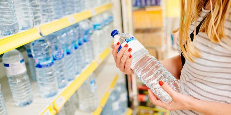 Las familias españolas gastan una media de 62 euros al año en agua embotellada