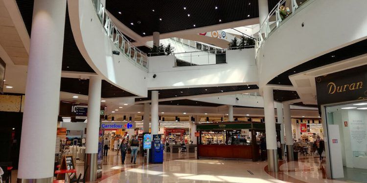 Cataluña permite reabrir los centros comerciales de lunes a viernes