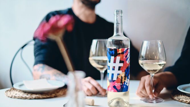 Dos sevillanos lanzan #Hashtag, un vino blanco y afrutado con matices solidarios