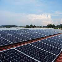La gran distribución entra en la batalla por la venta de paneles solares