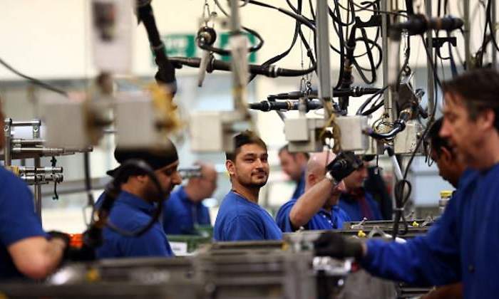 Las fábricas españolas rompen récords en abril: la actividad se dispara a máximos desde 1999