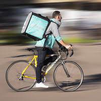 Los repartidores se manifiestan hoy contra la ‘Ley Rider’ del delivery