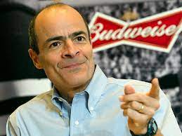 Carlos de Brito dejará el cargo de Consejero Delegado de AB InBev, la mayor cervecera del mundo, en julio