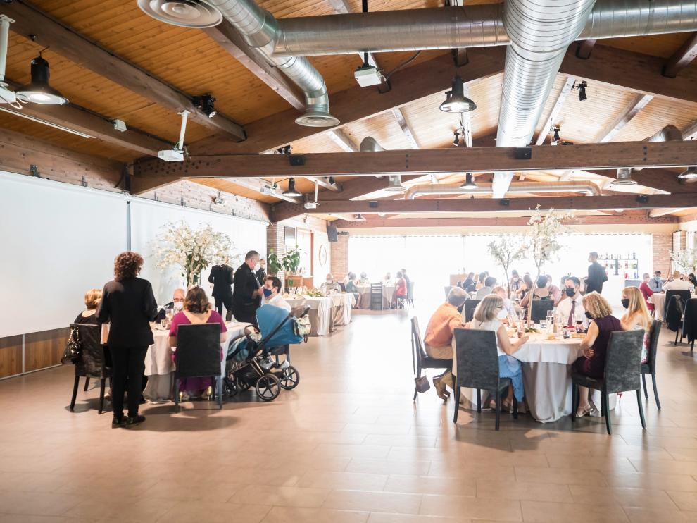 Nuevas restricciones en bodas y comuniones: «El salón de banquetes parece un campeonato de guiñote»