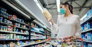 Los consumidores españoles recortan gastos por la crisis derivada de la pandemia
