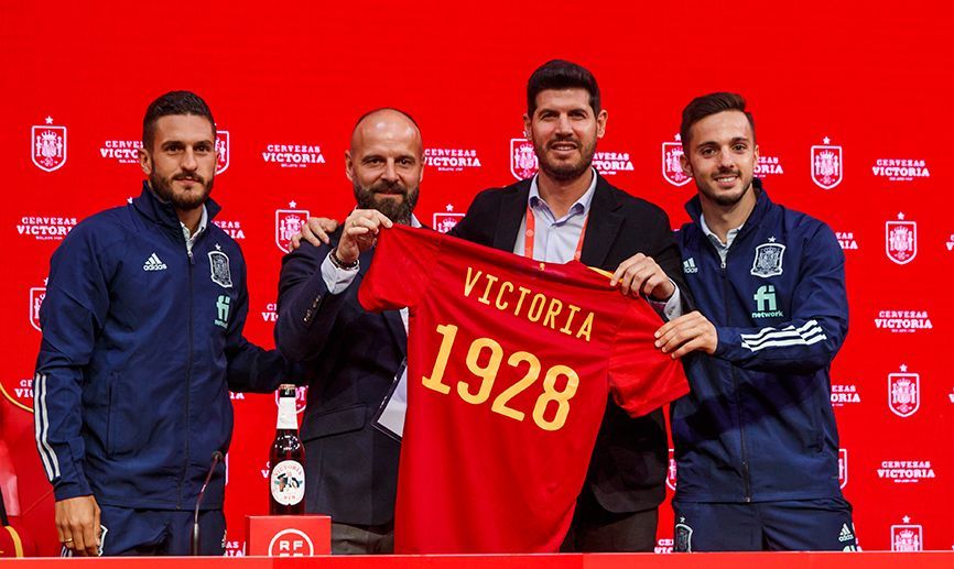 La Selección española celebra a Cervezas Victoria como nuevo patrocinador
