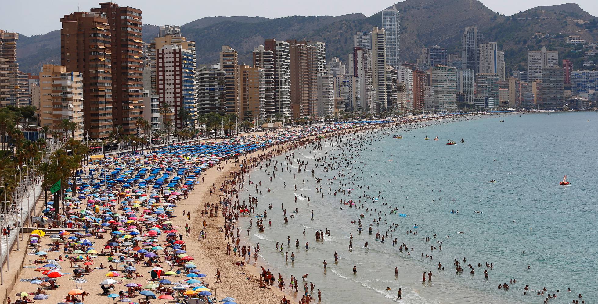 El tirón del turismo nacional evitará otro verano perdido en España