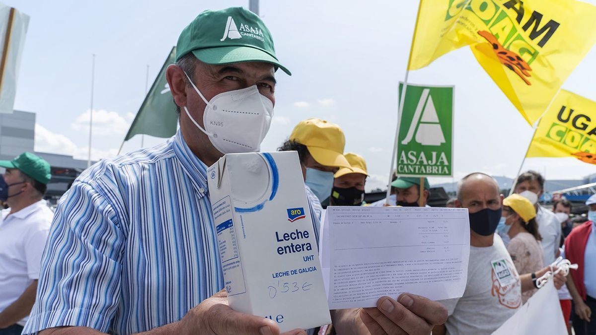 Unos 300 ganaderos protestan por precios de la leche «bajo mínimos» que «arruinan» al sector