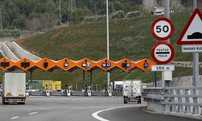 Los transportistas ahorrarán casi 2.000 euros por camión con el fin de los peajes de la AP-2 y AP-7