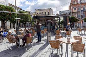 LA HOSTELERÍA SALE DEL TÚNEL Y CREA EMPLEO POR PRIMERA VEZ EN 15 MESES GRACIAS AL VERANO
