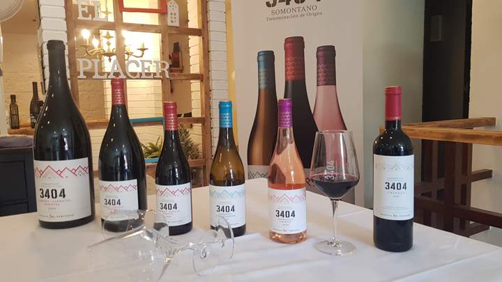 Bodega Pirineos apoya la hostelería con su vino 3404