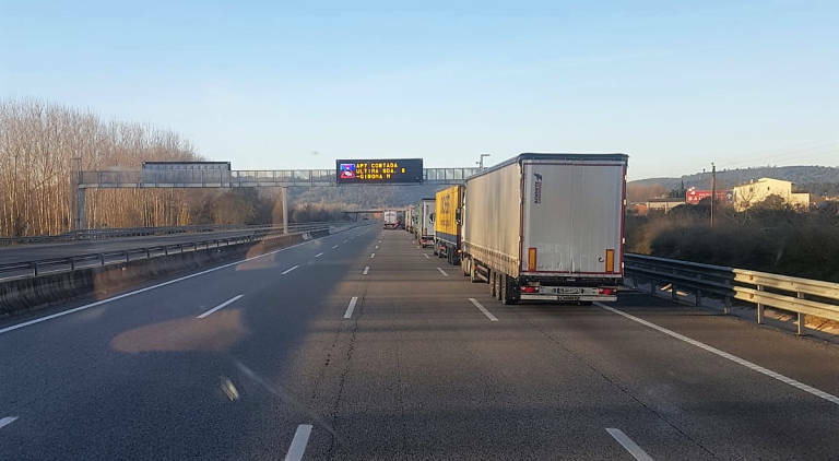 Cataluña prohíbe el paso de camiones por la AP-7 los domingos por la tarde a lo largo de este mes