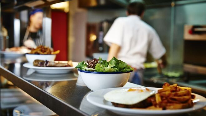 La hostelería mantiene el ritmo de crecimiento del empleo en agosto