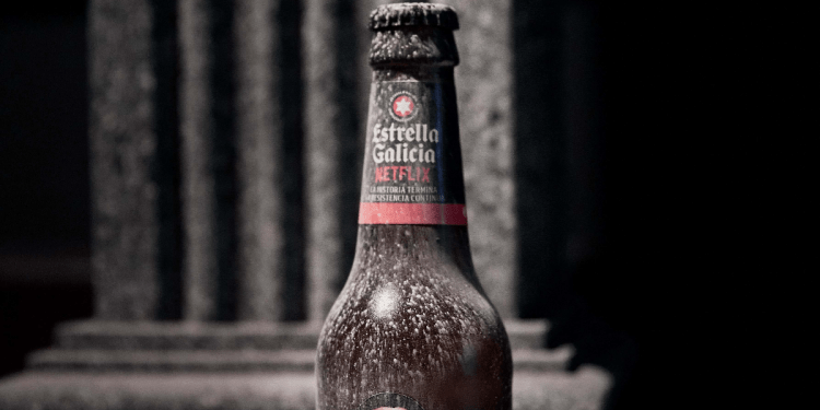 Estrella Galicia lanza una edición limitada en la que rinde homenaje a La Casa de Papel