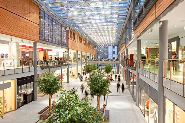 La afluencia a los centros comerciales continúa creciendo, pero modera el ritmo en septiembre