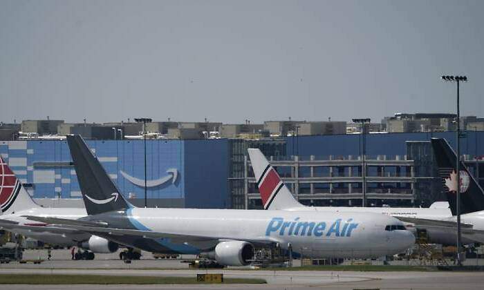 Aviones, cargueros de cemento, camiones vacíos y mejores sueldos: así está derrotando Amazon a la crisis de contenedores