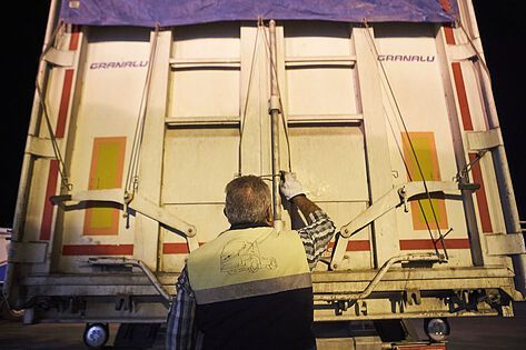 Los camioneros convocan tres jornadas de paro antes de Navidad por el «abandono» del Gobierno
